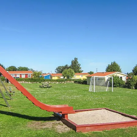 In With 3 Bedrooms, Outdoor Swimming Pool And Heated Swimming Pool *